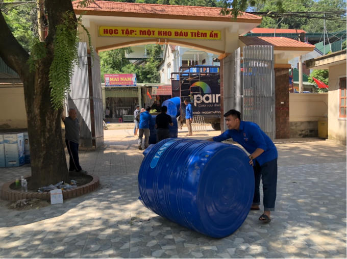 Đoàn viên thanh niên hỗ trợ tập kết bồn nước trước khi trao tặng đến người dân tại Kỳ Sơn, tỉnh Nghệ An (Ảnh: TAĐT).
