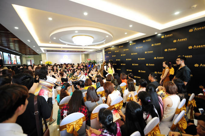 Hàng nghìn khách hàng đến tham dự sự kiện.