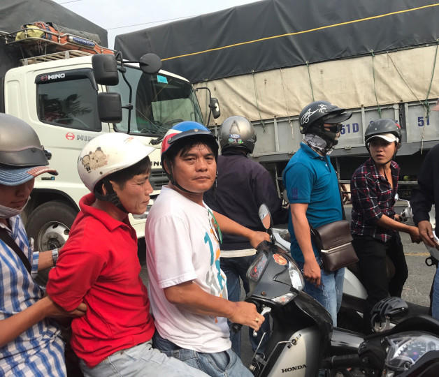 Các hiệp sĩ đưa đối tượng bàn giao cho cơ quan công an giải quyết.