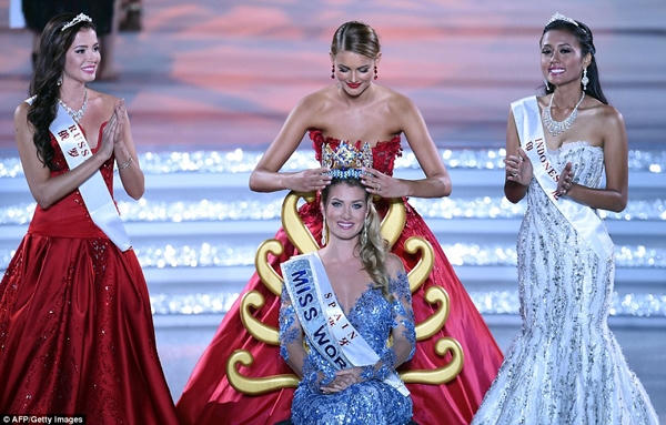 Cô nhận vương miện từ Hoa hậu Thế giới 2014. Ảnh: Dailymail