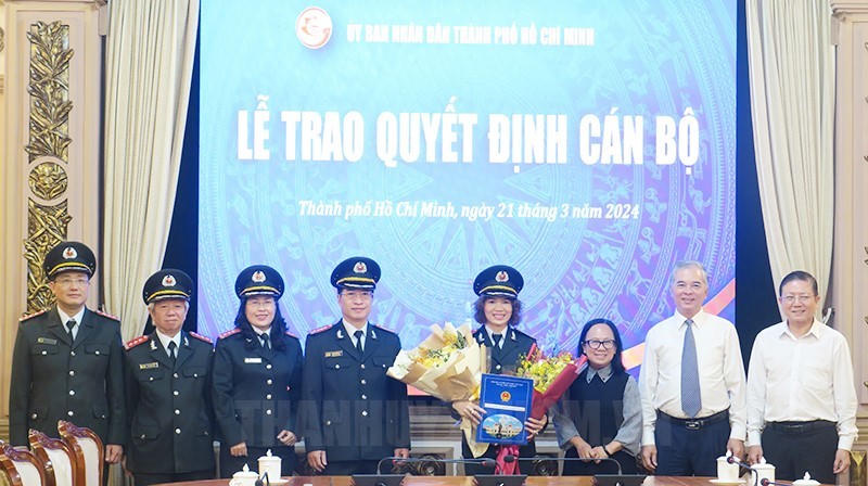 Ông Ngô Minh Châu cùng các đại biểu chúc mừng bà Đinh Thị Thu.