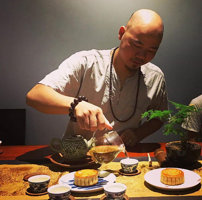 Nguyễn Việt Hùng với tinh hoa trà Việt.