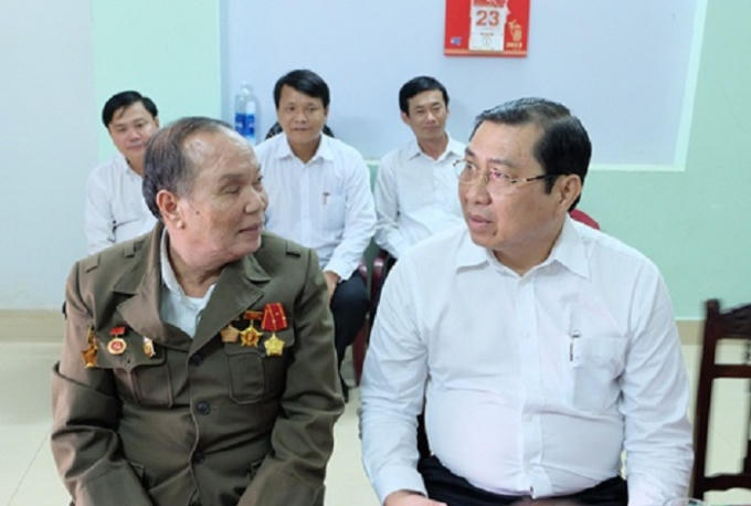 Chủ tịch UBND TP Đà Nẵng Huỳnh Đức Thơ (áo trắng, bên phải) đến thăm gia đình thương binh Đặng Văn Rứa.