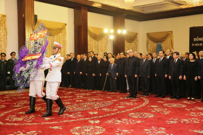 Đoàn đại biểu Thành ủy, HĐND, UBND, MTTQ thành phố Hồ Chí Minh do Bí thư Thành ủy Nguyễn Thiện Nhân viếng Chủ tịch nước Trần Đại Quang. Ảnh VGP/Mạnh Hùng