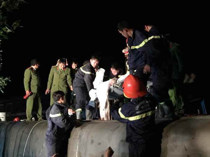Đến 19h30 cùng ngày, công tác đưa thi thể nạn nhân Phó trưởng tàu SE2 đã đưa ra khỏi toa tàu.