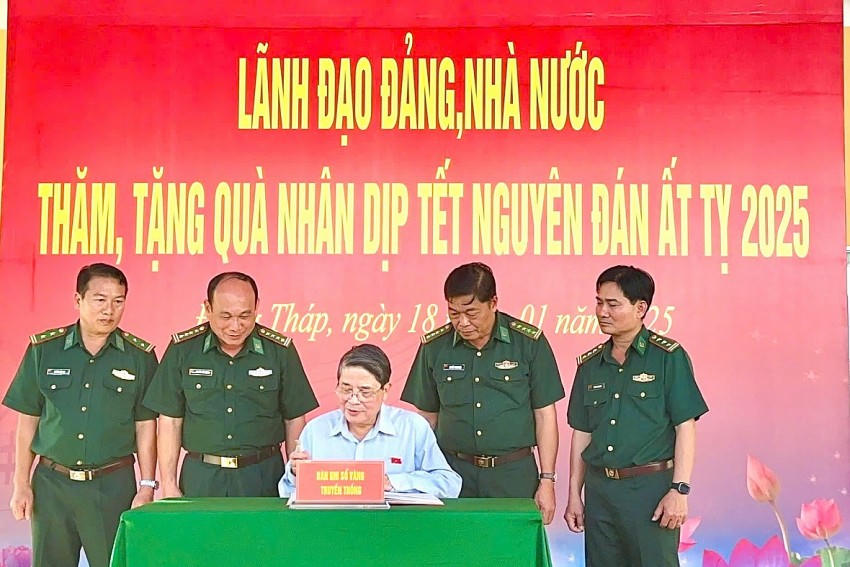 Phó Chủ tịch Quốc hội Nguyễn Đức Hải ghi sổ vàng truyền thống. Ảnh: Hoà Bình