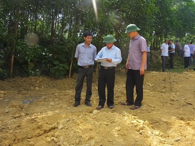 Cơ quan chức năng kiểm tra hiện trường vụ chôn chất thải.