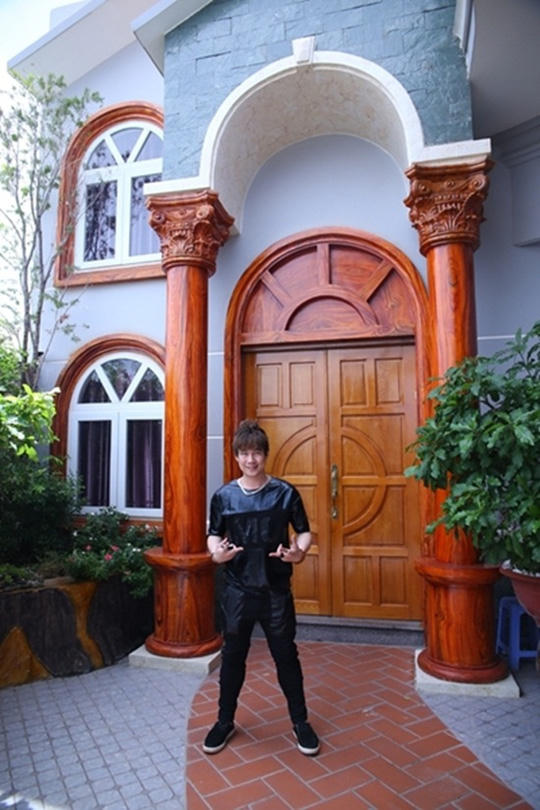 Khánh Phương tại nhà triệu đô của bố mẹ.