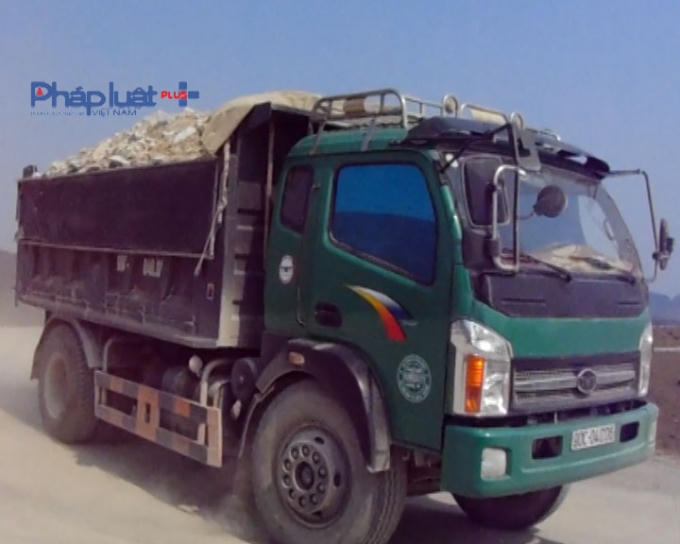 Không bạt chắn, đất, đá văng vãi ra đường gây nguy hiểm cho du khách và nhân dân trong khu du lịch.