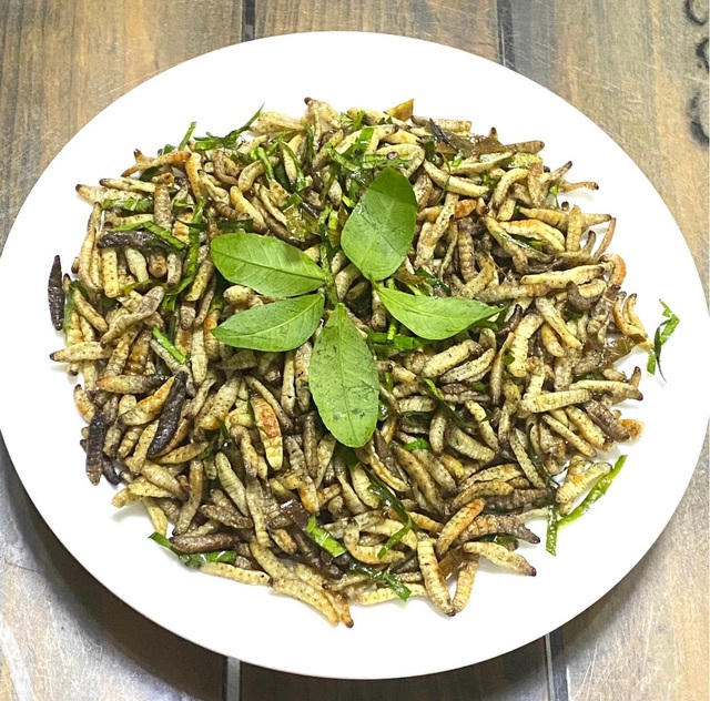 Mỗi kg sâu chít thường có giá từ 800.000 - 1.000.0000 đồng/kg. Chúng được chế biến thành nhiều món, trong đó ngon nhất là món sâu chít xào lá chanh. Vị bùi, béo ngậy và ngọt của món sâu này có thể chinh phục bất cứ ai, kể cả những thực khách khó tính nhất. Ảnh: Alissa Hằng