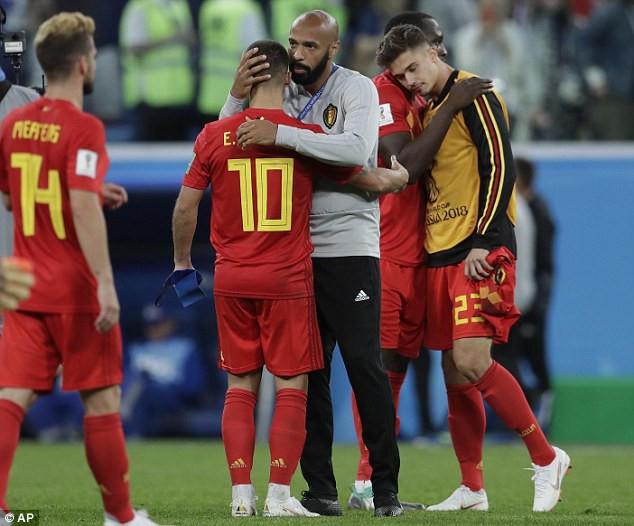 Henry an ủi Hazard và các đồng đội sau khi Bỉ thua đau đớn Pháp