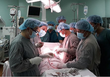 Các bác sĩ đang phẫu thuật bệnh nhân bị thủng tim. Ảnh: BV CUNG CẤP