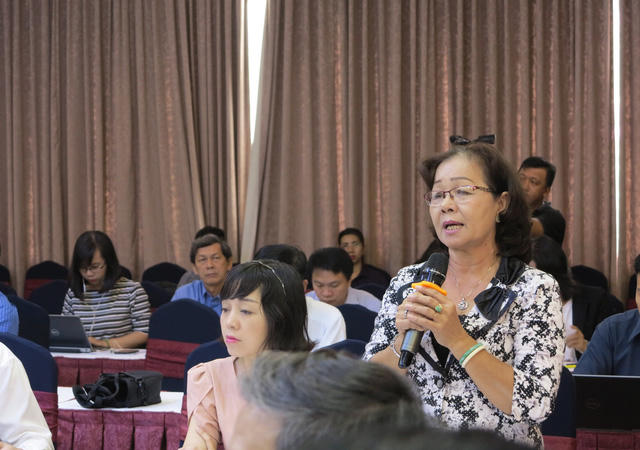 Bà Phan Thị Thu Hà - nguyên đại biểu Quốc hội, nguyên Phó giám đốc Sở GD-ĐT Đồng Tháp nêu ý kiến góp ý.