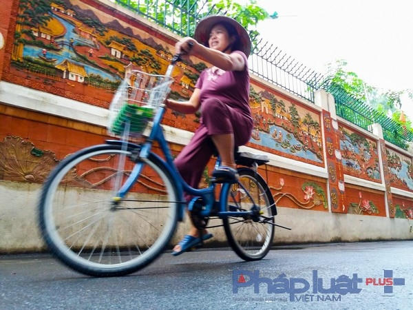 Từ khi những bức tranh gốm xuất hiện không chỉ giúp ngõ nhỏ thêm màu sắc mà những quảng cáo rao vặt dán chi chịt, kín tường cũng từ đó mà biến mất, ý thức bảo vệ môi trường sống xung quanh của những hộ dân trong khu phố cũng từ đó được nâng lên.