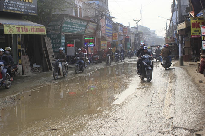 Khốn khổ đi tr&ecirc;n đoạn đường lầy lội giữa thủ đ&ocirc;