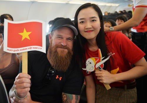 Nhiều người nước ngoài cũng bất ngờ trước màn trình diễn và chung vui với ngày Tết Độc lập của Việt Nam.