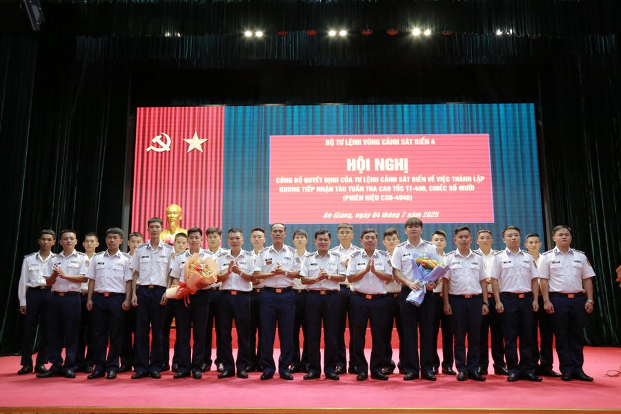 Thủ trưởng Bộ Tư lệnh Vùng Cảnh sát biển 4 tặng hoa chúc mừng Khung tàu CSB-4040