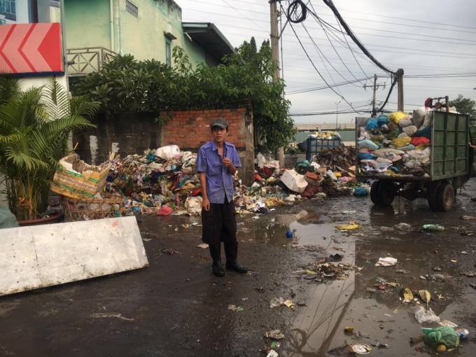 Ngày mưa, nước thải từ bãi trung chuyển rác gây ô nhiễm nghiêm trọng xung quanh.