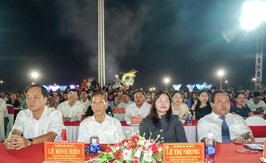 Đại biểu tham dự Chương trình nghệ thuật chào đón năm mới 2026 tại Quảng trường Phan Ngọc Hiển (Ảnh: Báo và phát thanh – truyền hình Cà Mau).