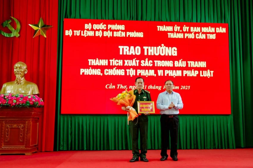 Ông Trần Chí Hùng - Phó Chủ tịch UBND TP Cần Thơ trao thưởng nóng số tiền 50 triệu đồng cho BĐBP TP Cần Thơ.