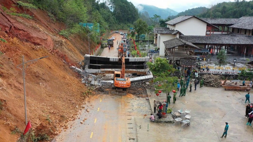 Địa phương đang tiến hành khắc phục sự cố đổ sập cổng chào. (Ảnh: T. Ngay).