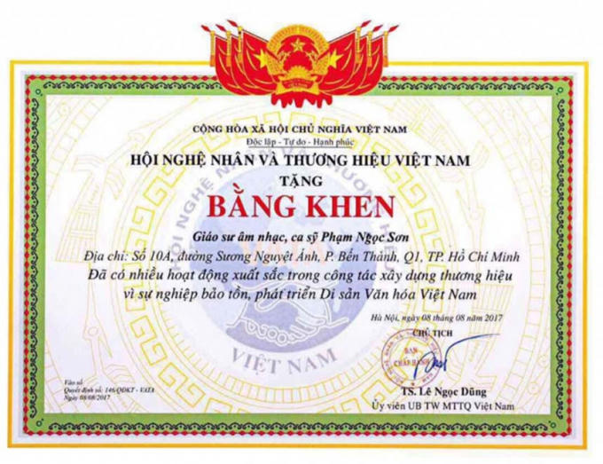 Bằng khen ghi nhận ca sĩ Ngọc Sơn là Giáo sư âm nhạc.