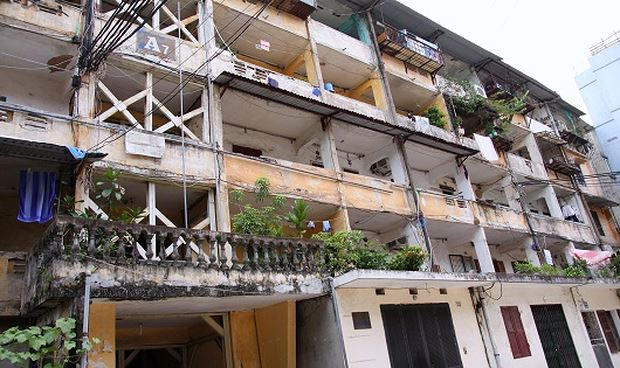 Nhà A7 Khu tập thể Tân Mai (Hoàng Mai, Hà Nội) đã xuống cấp nghiêm trọng từ lâu nhưng chưa được cải tạo.