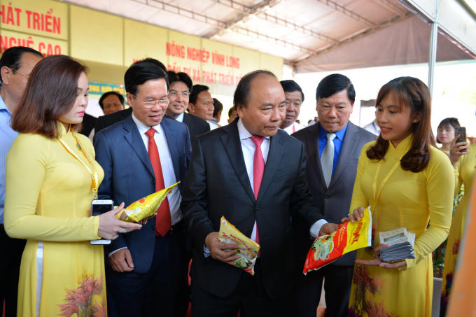 Thủ tướng Nguyễn Xuân Phúc gặp các doanh nghiệp tại Hội nghị.
