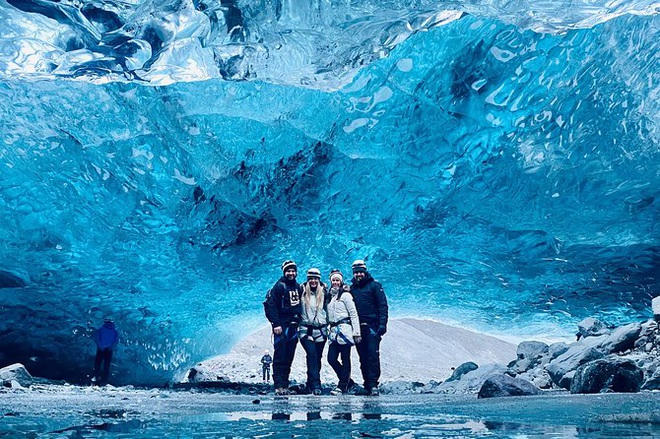 Động băng ở Iceland thu hút khách du lịch.