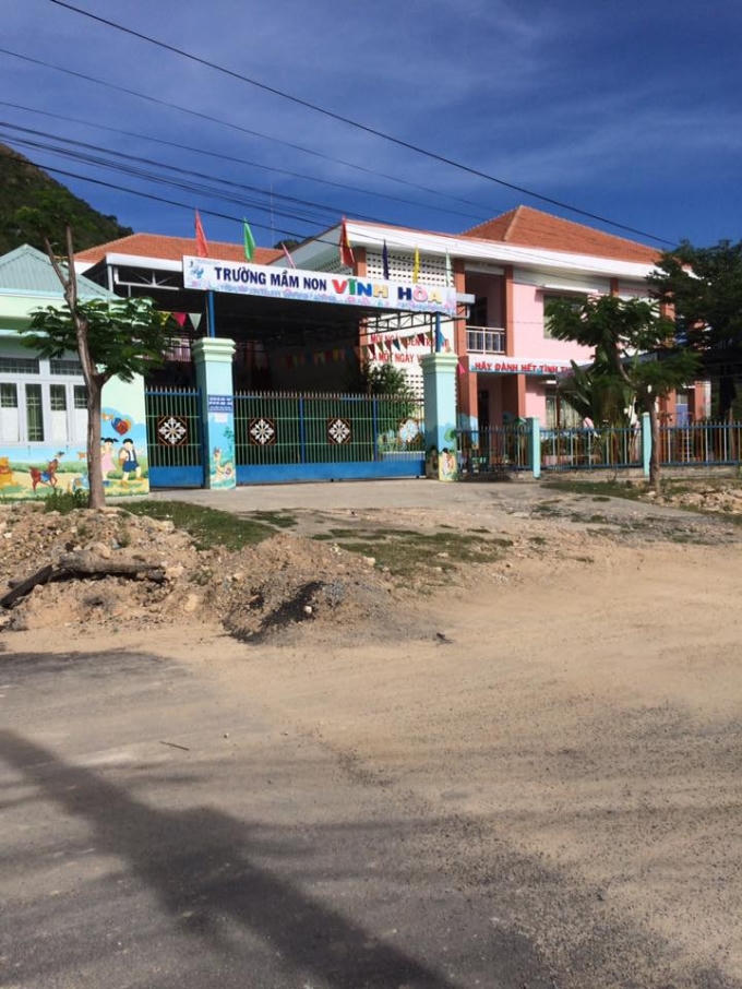 C&aacute;ch biển 500m , c&aacute;ch trường tiểu học 50 m, c&aacute;ch chợ 200m.