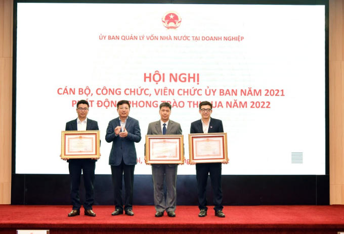 Vũ Quang Tuấn (bìa trái) nhận Bằng khen của Thủ tướng Chính phủ