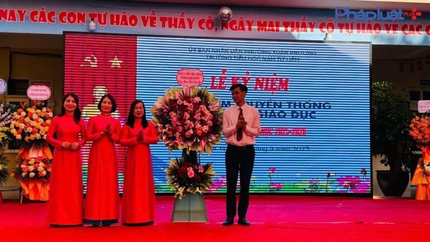 Cô Nguyễn Thanh Thủy hiệu trưởng nhà trường (thứ 2 bìa phải) nhận những lẵng hoa tươi thắm, chúc mừng tại Lễ Khai giảng.