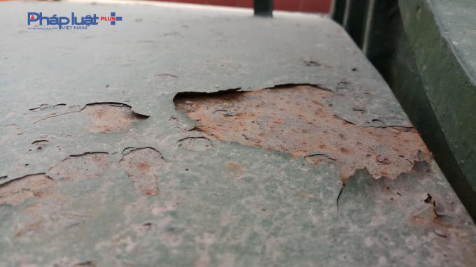 Lớp sơn trên khẩu pháo đã bị bong tróc.