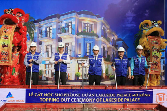 Lễ cất nóc shophouse 3,5 tầng tại dự án Lakeside Palace.