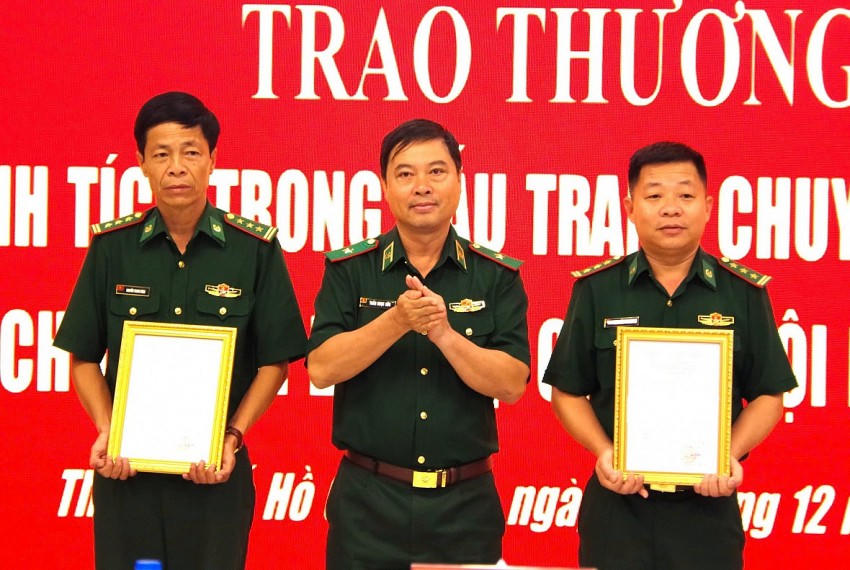 Thiếu tướng Trần Ngọc Hữu, Phó Tư lệnh BĐBP trao tưởng cho các đơn vị. Ảnh: Luận Quân