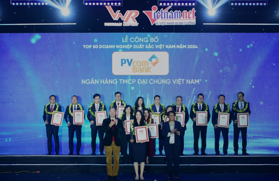 Bà Nguyễn Thị Linh Chi - Phó Tổng Giám đốc PVcomBank đại diện Ngân hàng nhận giải thưởng