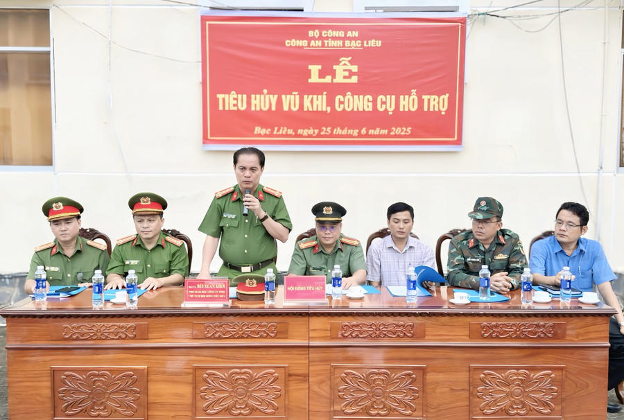 Đại tá Bùi Xuân Khởi - Phó Giám đốc Công an tỉnh Bạc Liêu, Chủ tịch Hội đồng tiêu hủy vũ khí, công cụ hỗ trợ phát biểu tại buổi lễ.