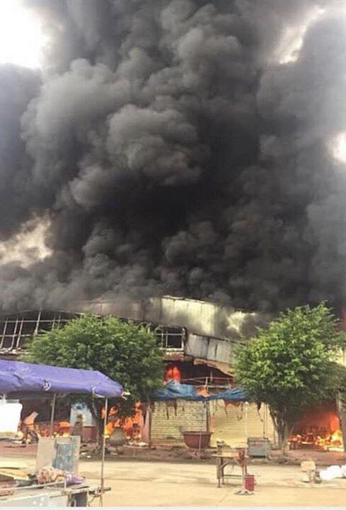 Đám cháy bốc lên tạo thành ngọn khói đen khổng lồ. Ảnh CTV cung cấp.