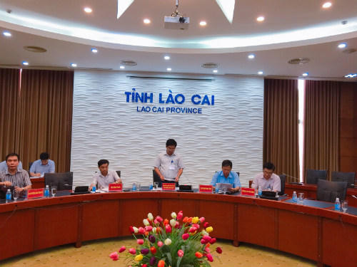 Ông Vương Trinh Quốc, Chánh văn phòng - Người phát ngôn của UBND tỉnh Lào Cai phát biểu tại cuộc họp.