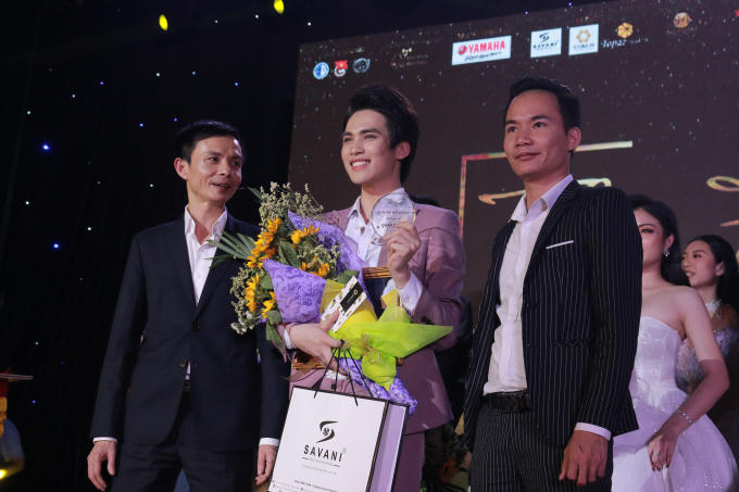 Không nằm ngoài dự đoán, với màn đối đáp cực kỳ tinh tế và khéo léo, cùng phong độ ấn tượng xuyên suốt các vòng thi, chàng trai Phạm Thái Sơn đến từ Đại học Luật Hà Nội đã chính thức được xướng tên chủ nhân cho ngôi vị cao nhất của "The Face of Law - Gương mặt Thương hiệu học sinh, sinh viên 2019".