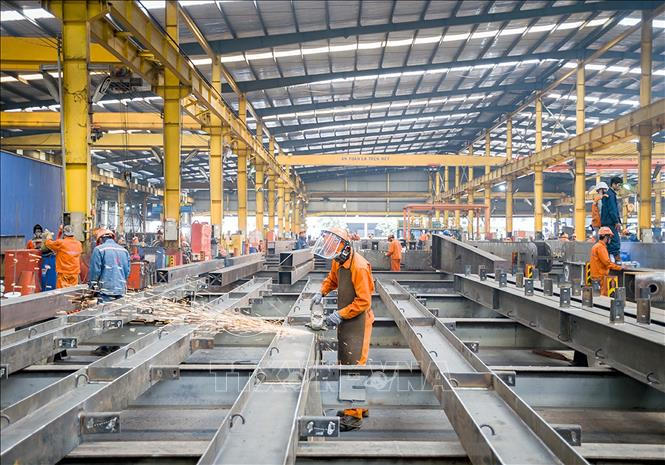 Công nhân lao động Công ty cổ phần Cơ khí xây dựng thương mại Đại Dũng tại khu Công nghiệp An Hạ, huyện Bình Chánh. Ảnh tư liệu: Thanh Vũ/TTXVN