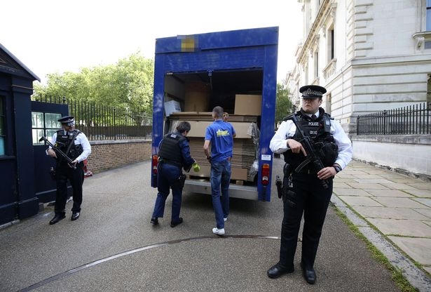 Cảnh sát kiểm tra kĩ càng trước khi cho xe vào bên trong. (Ảnh: Daily Mirror)