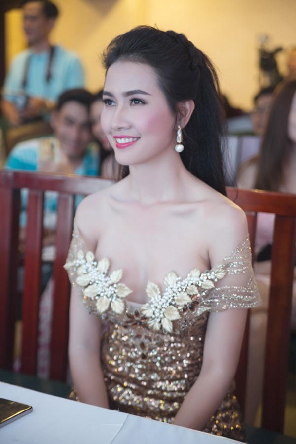 Cô nàng cũng chọn cho mình màu son đỏ, mái tóc xoăn nhẹ, đặc biệt là làm phồng phần tóc mái mang đến vẻ đẹp trẻ trung nhưng cũng không kém phần quyến rũ. Để set đồ của mình không bị đơn điệu và nhàm chán, Phan Thị Mơ chọn cho mình đôi khuyên tai ngọc trai nhỏ xinh.