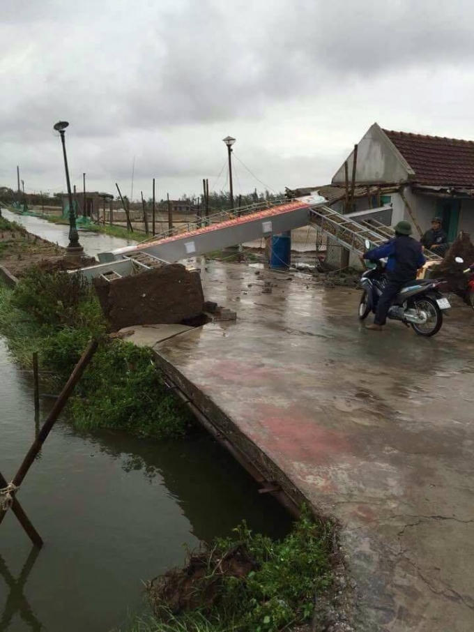 Cổng chào bật tung móng.