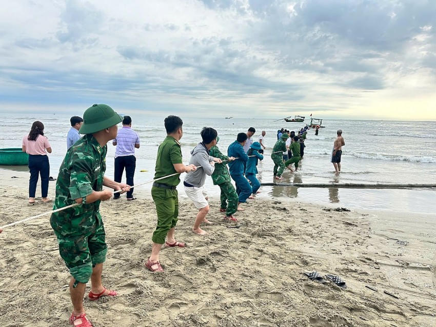 Lực lượng chức năng tiến hành lai dắt, trục vớt phương tiện gặp nạn vào bờ.