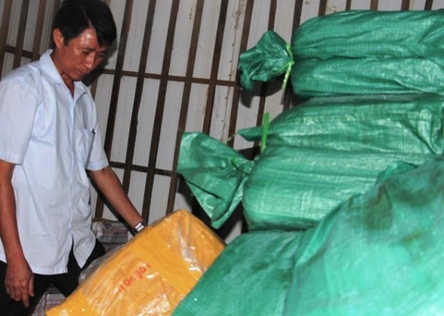 Chi cục VSATTP đang tiến hành kiểm tra một số cá được lưu giữ trong kho đông lạnh ở Hà Tĩnh.