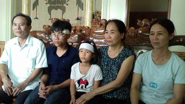 Người thân đau xót trước sự việc xảy ra đột ngột khiến con cái mất đi cả bố lẫn mẹ.