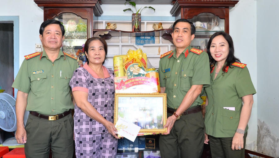 Đại tá Lê Tấn Vinh - Phó Bí thư Đảng ủy, Phó Giám đốc Công an tỉnh Cà Mau thăm, tặng quà gia đình chính sách nhân dịp Xuân Ất Tỵ 2025.