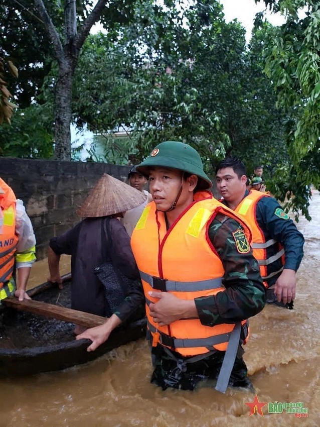 Lực lượng vũ trang tỉnh Phú Thọ giúp nhân dân khắc phục hậu quả cơn bão số 3. (Ảnh: Báo Quân đội nhân dân)