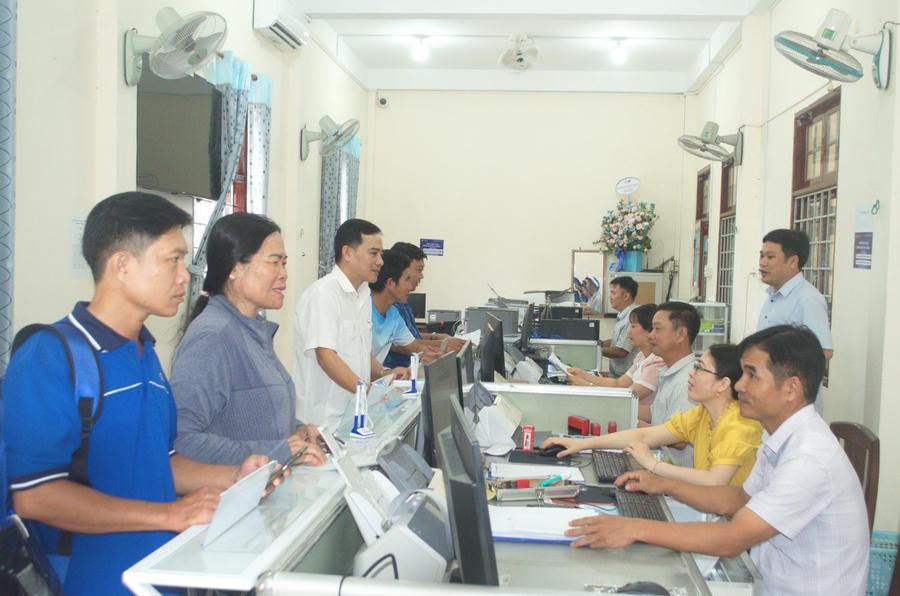 Người dân làm thủ tục hành chính tại Trung tâm Hành chính công xã Châu Thới.